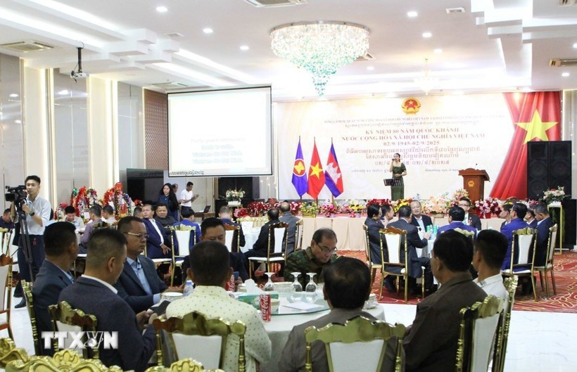 Una visión general de la celebración que marca el 80 día nacional de Vietnam (2 de septiembre) en la provincia de Battambang, Camboya. (Foto: VNA)