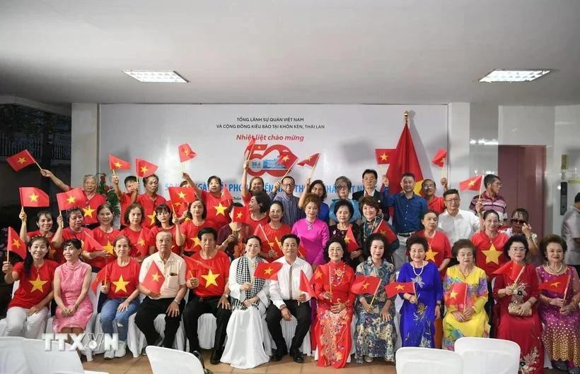 Vietnamitas del noreste de Tailandia se reúnen en el Consulado General de Vietnam en la provincia de Khon Kaen para conmemorar el 50.º aniversario de la Liberación del Sur y la Reunificación Nacional (30 de abril de 1975). (Foto: VNA)