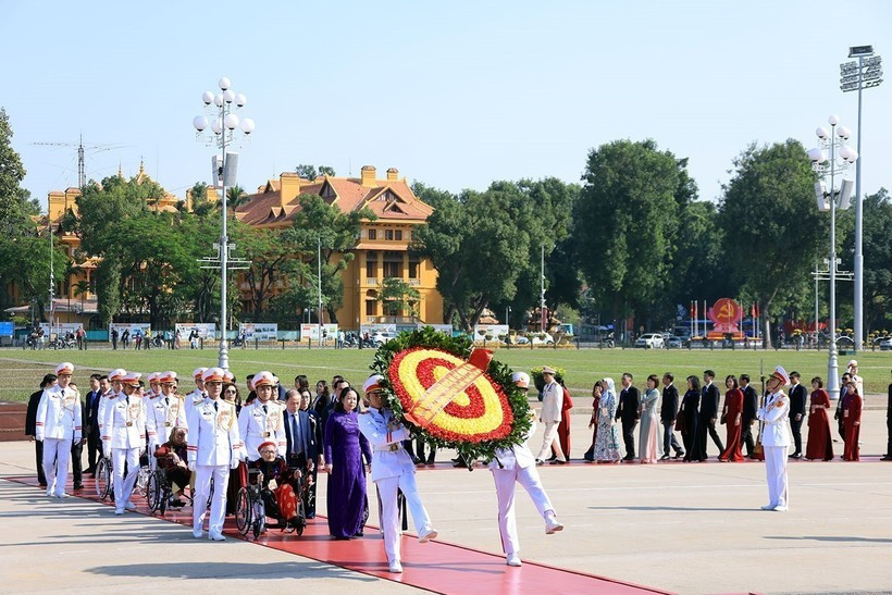 Delegados del XI Congreso Nacional de Emulación Patriótica visitan el Mausoleo del Presidente Ho Chi Minh. (Foto: VNA)