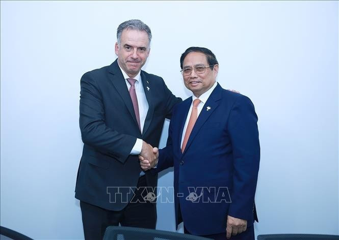 El primer ministro Pham Minh Chinh (izq.) se reúne con el presidente de Uruguay en el marco de la Cumbre ampliada del BRICS. (Foto: VNA)