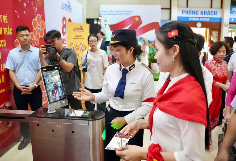 Sistema de control de billetes biométrico en la estación de tren de Hanoi. (Fuente: VNA)