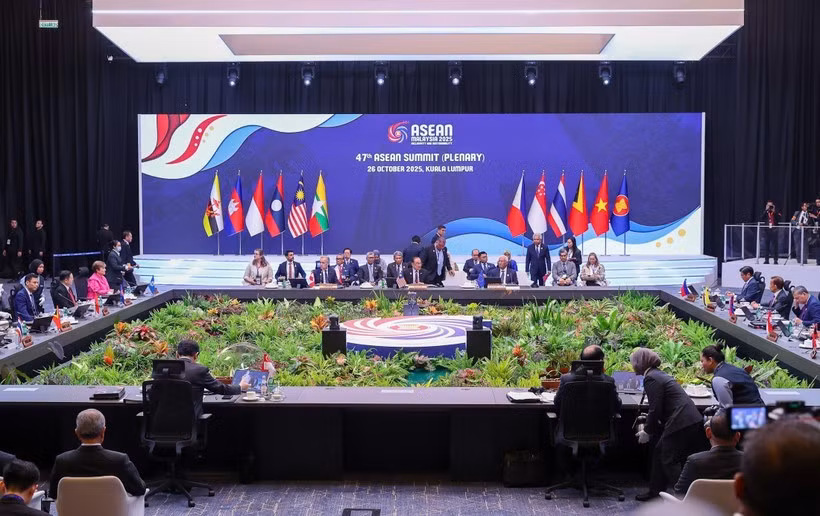 El primer ministro Pham Minh Chinh asiste a la sesión plenaria de la 47a Cumbre de la ASEAN y a la ceremonia de entrega del Segundo Protocolo que enmienda el Acuerdo de Comercio de Bienes de la ASEAN (ATIGA). (Foto: VNA)