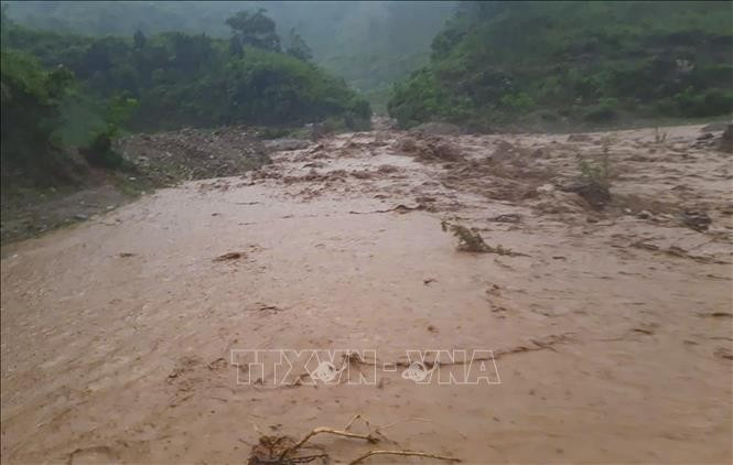 Fuertes lluvias provocaron que el agua se desbordara en el kilómetro 1 + 520, carretera provincial 140 a través de Dien Bien, el 31 de julio de 2025. (Foto: VNA)