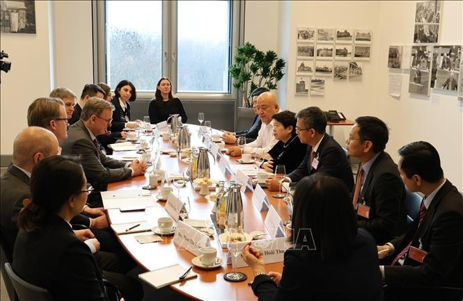 En la reunión entre la delegación del Partido Comunista de Vietnam y el vicepresidente del Bundestag alemán, Bodo Ramelow (Foto: VNA)