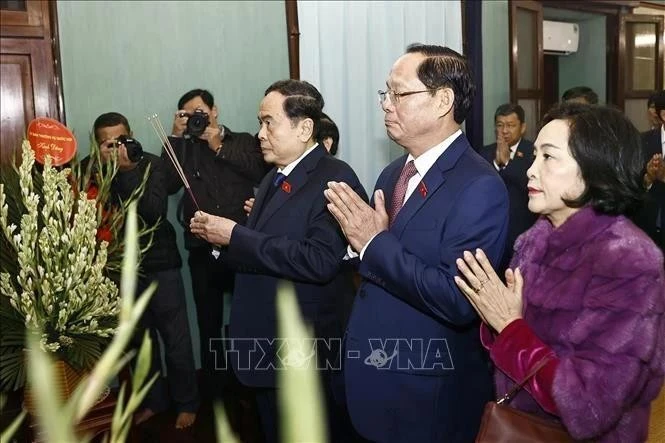 El presidente de la Asamblea Nacional, Tran Thanh Man (tercero desde la derecha), ofrece incienso en conmemoración del Presidente Ho Chi Minh en la Casa 67, dentro del complejo del Palacio Presidencial en Hanoi. (Foto: VNA)