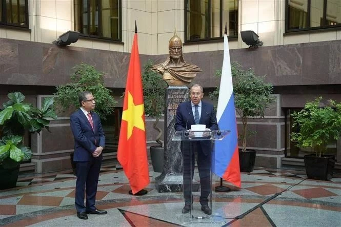 El ministro de Asuntos Exteriores de Rusia, Serguéi Lavrov (dcha.), habla en la inauguración de la exposición conmemorativa del 75º aniversario de las relaciones diplomáticas entre Vietnam y Rusia, el 11 de febrero en Moscú. (Foto: VNA)