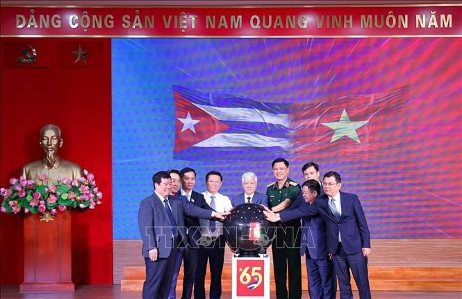 El lanzamiento de la campaña de recaudación de fondos con el tema "65 años de Vietnam - Solidaridad con Cuba" el 13 de agosto. (Foto: VNA)