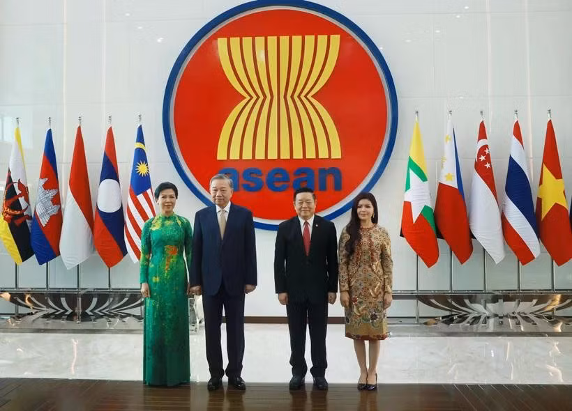 El secretario general del Partido Comunista de Vietnam, To Lam (segundo, a la izquierda) y su esposa, Ngo Phuong Ly (primera, a la izquierda), visitan la Secretaría de la ASEAN el 10 de marzo. (Foto: VNA)
