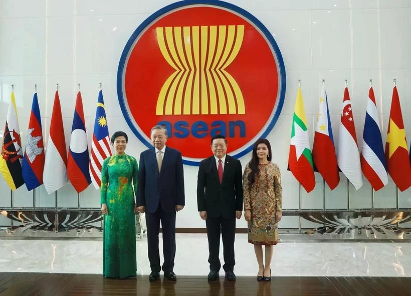 El secretario general del Partido Comunista de Vietnam, To Lam (segundo, a la izquierda) y su esposa, Ngo Phuong Ly (primera, a la izquierda), visitan la Secretaría de la ASEAN el 10 de marzo. (Foto: VNA)