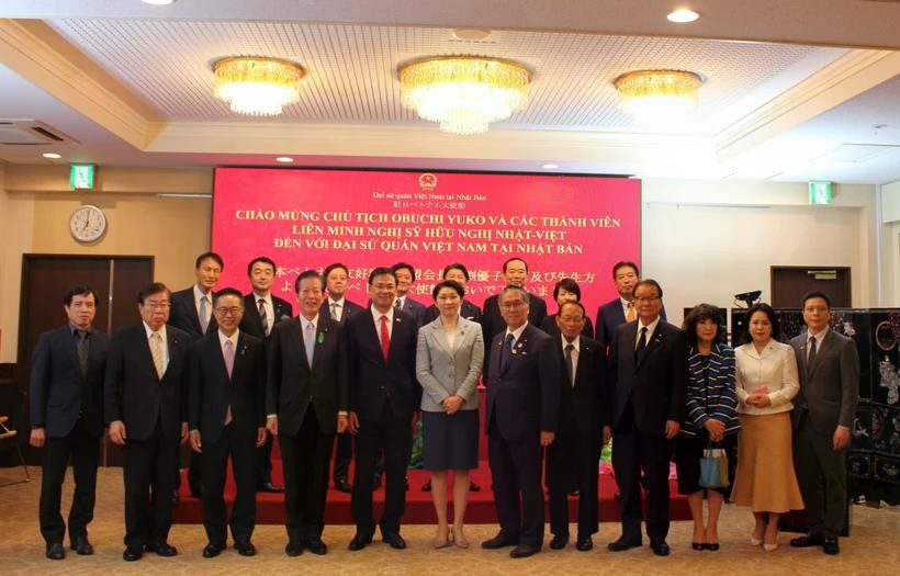 Funcionarios de la Embajada de Vietnam en Japón y una delegación de la Alianza Parlamentaria de Amistad Japón-Vietnam posan para una foto de grupo. (Foto: VNA)