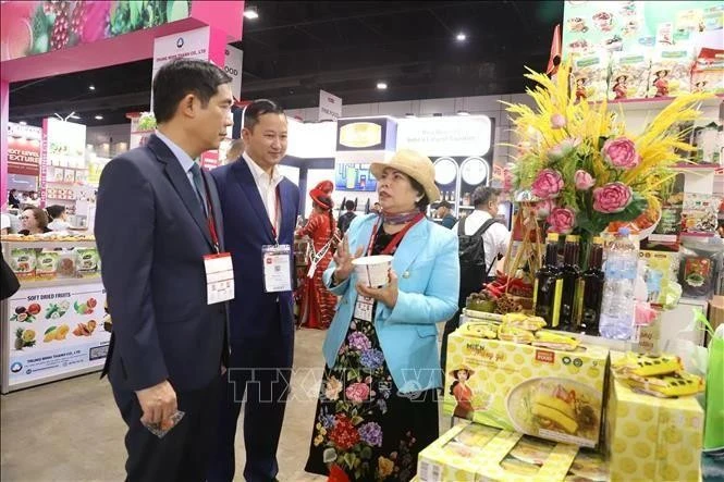 El embajador de Vietnam en Tailandia, Pham Viet Hung, visita el stand de una empresa vietnamita en la feria THAIFEX-Anuga Asia 2025. (Foto: VNA)