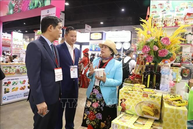 El embajador de Vietnam en Tailandia, Pham Viet Hung, visita el stand de una empresa vietnamita en la feria THAIFEX-Anuga Asia 2025. (Foto: VNA)