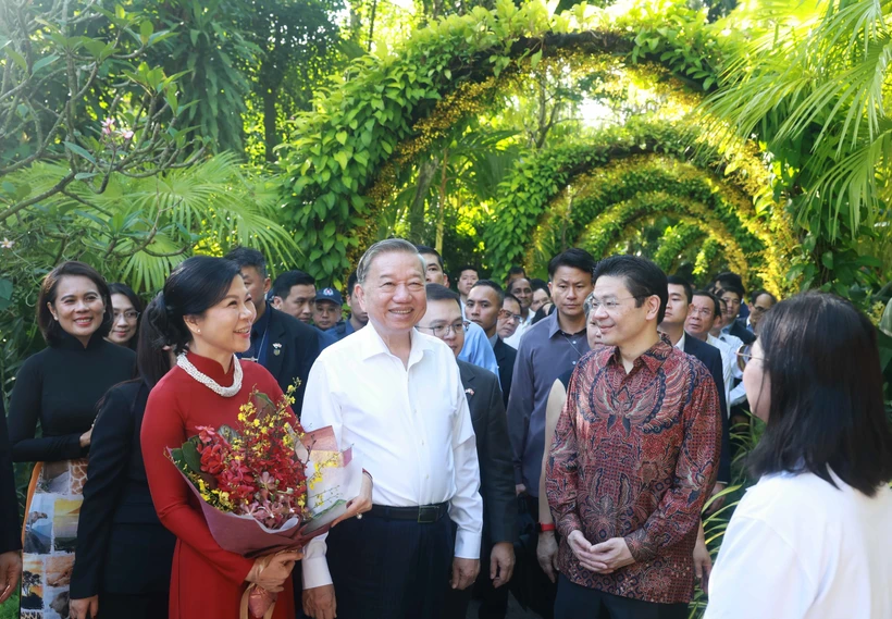 El secretario general del Partido Comunista de Vietnam, To Lam (al frente, en el centro), su esposa, Ngo Phuong Ly (al frente, a la izquierda), y el primer ministro singapurense, Lawrence Wong, recorren el Jardín Botánico de Singapur. (Foto: VNA)