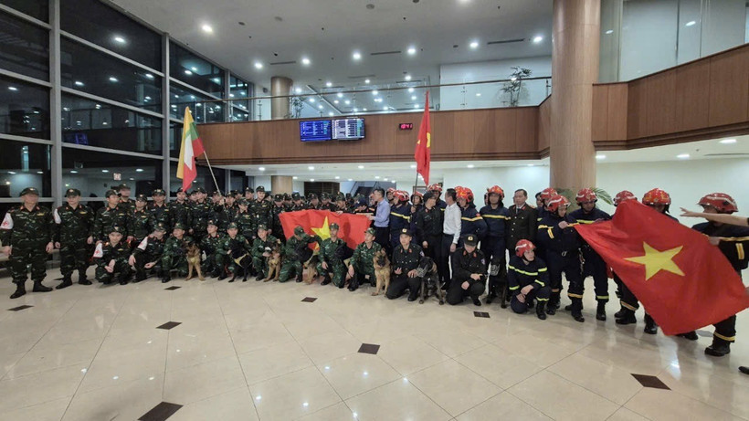 Un contingente de 106 rescatistas del Ministerio de Defensa y del Ministerio de Seguridad Pública de Vietnam, junto con suministros de ayuda, llegó hoy al aeropuerto de Yangón, en Myanmar. (Fuente: VNA)