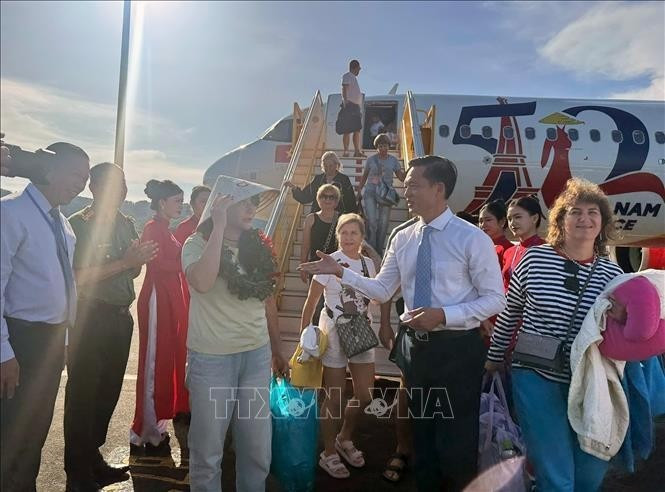 Turistas rusas recibidas en el aeropuerto internacional de Phu Quoc (Foto: VNA)