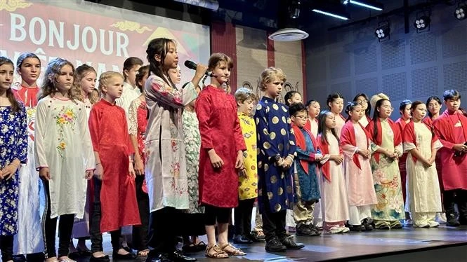 Actuación artística de niños vietnamitas y franceses en el Festival (Fuente: VNA)