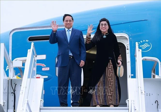 El primer ministro Pham Minh Chinh, su esposa Le Thi Bich Tran y una delegación vietnamita de alto rango en el aeropuerto Lennart Meri de Tallin, la capital, la mañana del 5 de junio (hora local). (Foto: VNA)