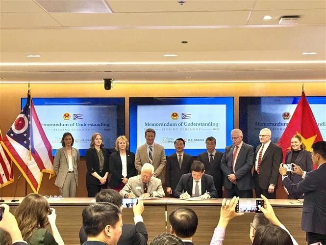 Empresas de ambas partes firmaron un memorando de entendimiento. (Foto: VNA)