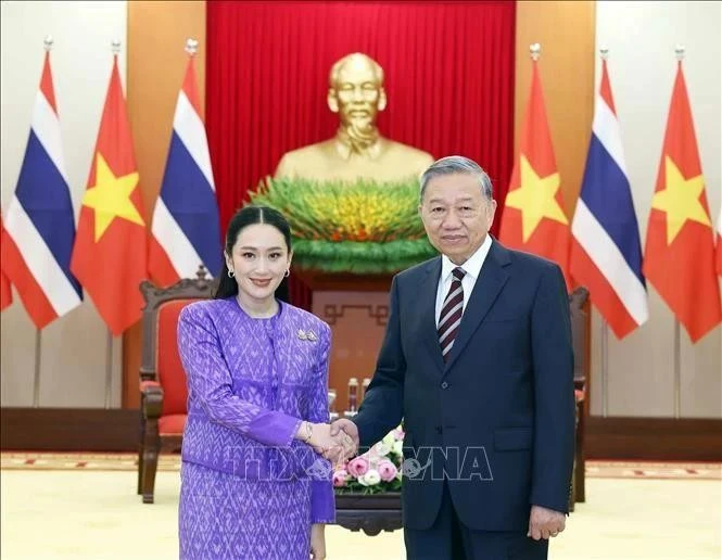 El secretario general del Partido Comunista de Vietnam, To Lam (derecha), recibe a la primera ministra de Tailandia y líder del Partido Pheu Thai, Paetongtarn Shinawatra. (Foto: VNA)