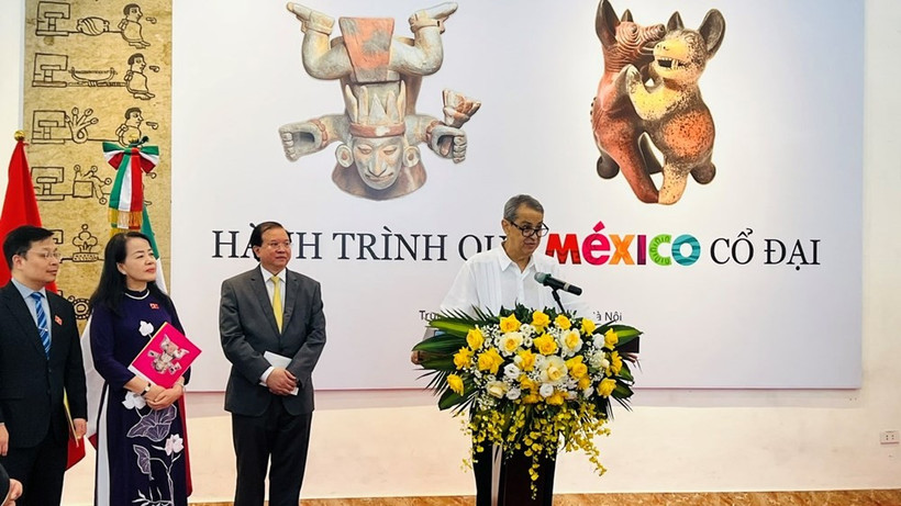 El embajador de México en Vietnam, Alejandro Negrín, interviene en el acto inaugural. (Fuente: baovanhoa.vn)