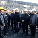 El secretario general del Partido Comunista de Vietnam, To Lam, extiende saludos del Tet a mineros del carbón en Quang Ninh (Foto: VNA)