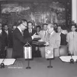 El ministro de Relaciones Exteriores de Vietnam, Nguyen Duy Trinh, y su homólogo tailandés, Bhichai Rattakul, firman el 6 de agosto de 1976 en Hanoi el comunicado conjunto sobre el establecimiento de relaciones diplomáticas entre ambos países. (Foto: VNA)