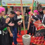 Competencia de molienda tradicional de Com, recreando el oficio de hacer Com y honrando las manos laboriosas de los habitantes de la comuna de Hop Thanh. Foto: VNA