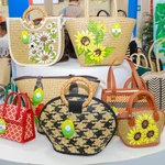 Productos elaborados con materiales ecológicos como bolsos de junco y pajitas de hierba de la Cooperativa de Mujeres de Phu My, provincia de An Giang. Foto: VNA