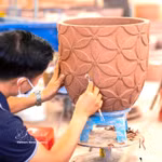 Los motivos decorativos tradicionales de la cerámica se preservan y evolucionan en el entorno urbano moderno. (Foto: VNA)