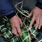 Elaboración de Banh Chung, una tradición cultural del pueblo vietnamita durante el Tet