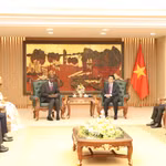 El viceprimer ministro y titular de Defensa de Vietnam, Phan Van Giang, recibe al ministro y secretario general del Gobierno de Mauritania, Moctar Al Housseynou Lam. (Foto: baoacinhphu.vn) 