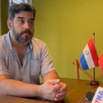 El secretario general del Partido Comunista de Paraguay, Najeeb Amado, en una entrevista con VNA con motivo del 30 aniversario del establecimiento de las relaciones diplomáticas con Vietnam (Foto: VNA)