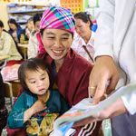 La alumna Hang Thi Cha lee siguiendo las indicaciones del maestro en el libro de texto de idioma vietnamita de primer grado. (Foto: VNA)