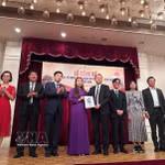 El rector de la Universidad Nacional de Educación de Hanoi, Nguyen Duc Son, entrega la decisión para el establecimiento del Consejo del Examen de Dominio del Idioma Vietnamita en Japón. (Foto: VNA)