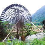 El pueblo Thai en el valle de Binh Chuan fabrica y utiliza estas gigantescas norias de agua que transportan el líquido día y noche desde los arroyos hacia las alturas, irrigando los campos mediante un sistema de flujo por gravedad. (Foto: VNA)