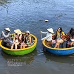 Los turistas disfrutan de paseos en bote cesta en el bosque de cocoteros (Foto: VNA) 