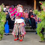 Durante la ceremonia de ofrenda a los antepasados del pueblo Lo Lo en la aldea de Lo Lo Chai, hay una representación de los Hombres de Paja– jóvenes que visten trajes trenzados de paja y llevan máscaras. Los Hombres de Paja son un símbolo que conmemora a los antepasados que fundaron la aldea en los tiempos primitivos del pueblo Lo Lo. Foto: VNA