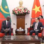 El ministro de Relaciones Exteriores vietnamita, Le Hoai Trung, recibe al ministro y secretario general del Gobierno de Mauritania, Moctar Al Housseynou Lam. (Foto: VNA)