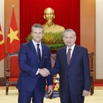 El secretario general del Partido Comunista de Vietnam, To Lam, y el secretario de Guerra de Estados Unidos, Pete Hegseth. (Fuente: VNA)