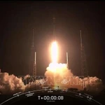Imagen captada de un video del lanzamiento del cohete Falcon 9 con 60 satélites Starlink de SpaceX desde la Estación de la Fuerza Aérea de Cabo Cañaveral, Florida (EE.UU.). (Foto: AP/VNA)
