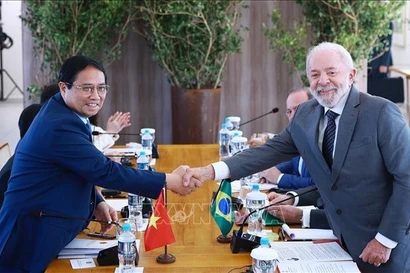 El primer ministro vietnamita Pham Minh Chinh (izquida) se réune con el presidente brasileño Luiz Inacio Lula da Silva. (Foto: VNA)