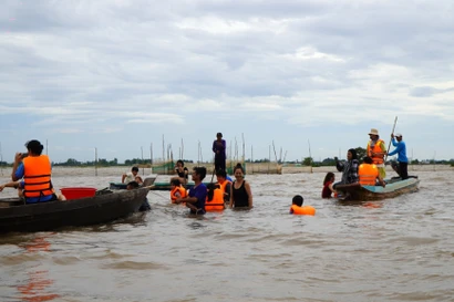 Turismo en Dong Thap: el tour en temporada de crecidas conquista a numerosos visitantes