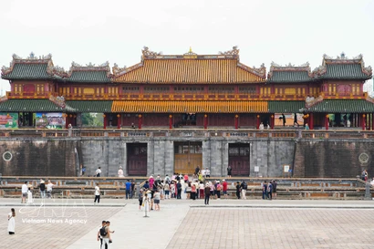 Numerosos visitantes recorren la Puerta Ngo Mon, en la Ciudadela Imperial de Hue. (Fuente: VNA)