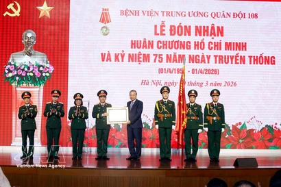 El secretario general del Partido Comunista de Vietnam, To Lam, entrega la Orden Ho Chi Minh al Hospital Militar Central 108. (Foto: VNA)