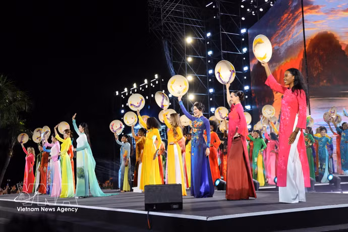 Las concursantes de Miss Mundo exhiben su belleza luciendo el ao dai (traje tradicional) vietnamita y sombreros cónicos. Foto: VNA