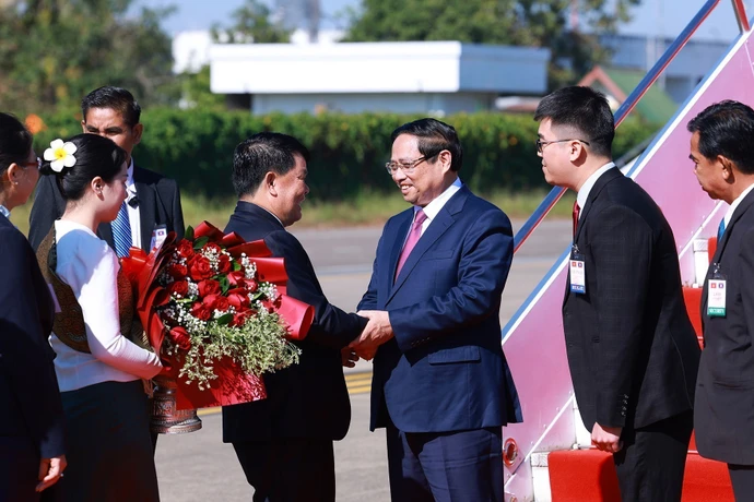 El primer ministro de Vietnam, Pham Minh Chinh, arriba al aeropuerto internacional de Wattay, en Vientiane, para comenzar una visita de trabajo a Laos (Fuente: VNA)