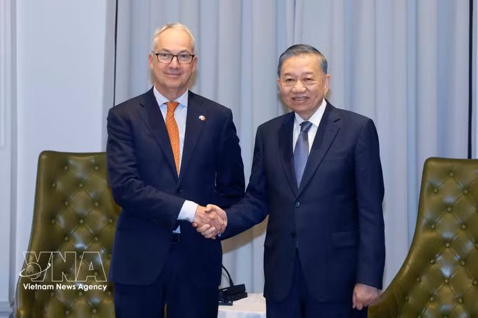 el secretario general del Partido Comunista de Vietnam y presidente de la República, To Lam, recibe a Nicholas Moore, enviado especial del Gobierno australiano para el Sudeste Asiático (Fuente: VNA)
