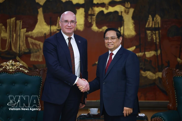 El primer ministro de Vietnam, Pham Minh Chinh, recibe al director general de la agencia rusa TASS, Andrey Kondrashov (Fuente: VNA)