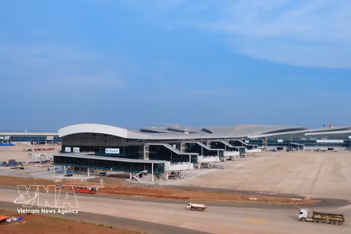 Una parte de la terminal de pasajeros y la torre de control de tráfico aéreo en el aeropuerto de Long Thanh. Foto: VNA