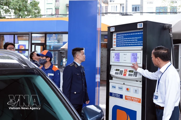 Las autoridades vigilan las operaciones comerciales en una tienda de Petrolimex en la calle Tran Quang Khai, Hanoi. Foto: VNA